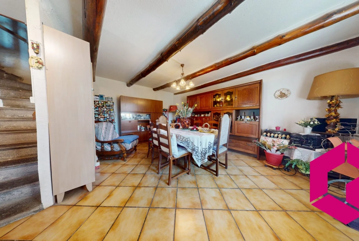 Maison de caractère à vendre à Mareugeol, proche d'Issoire avec jardin et chapelle 