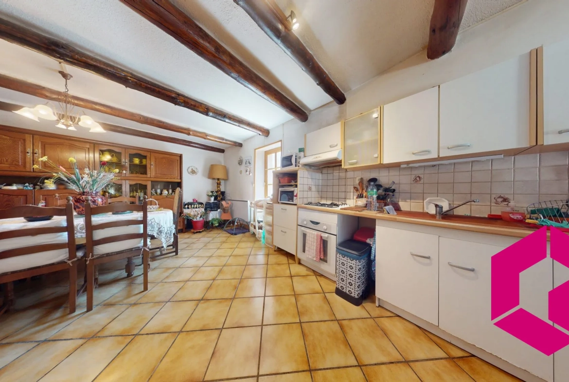 Maison de caractère à vendre à Mareugeol, proche d'Issoire avec jardin et chapelle 