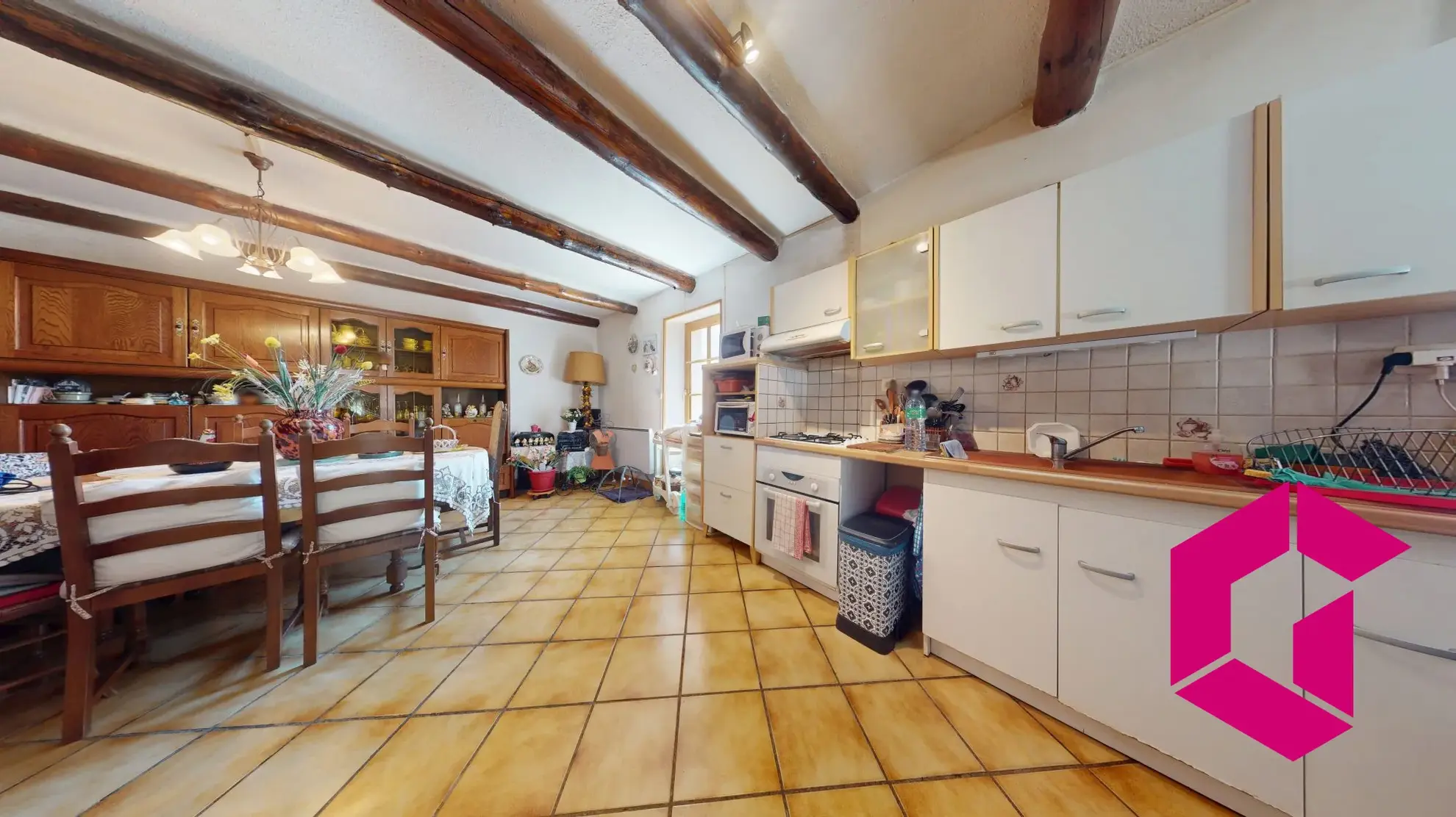 Maison de caractère à vendre à Mareugeol, proche d'Issoire avec jardin et chapelle 