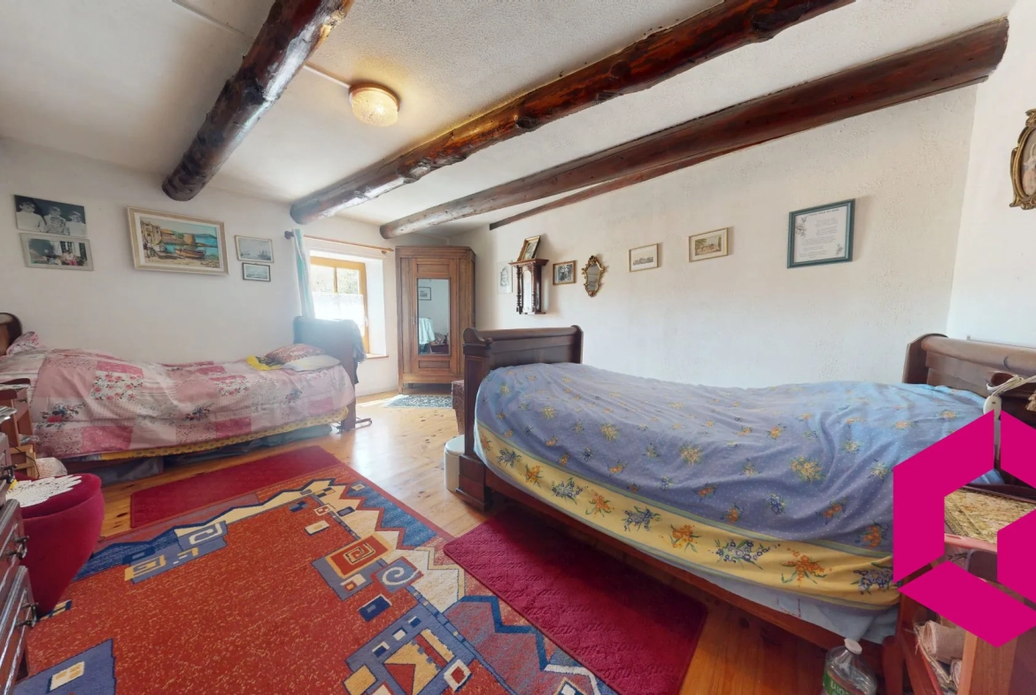Maison de caractère à vendre à Mareugeol, proche d'Issoire avec jardin et chapelle 