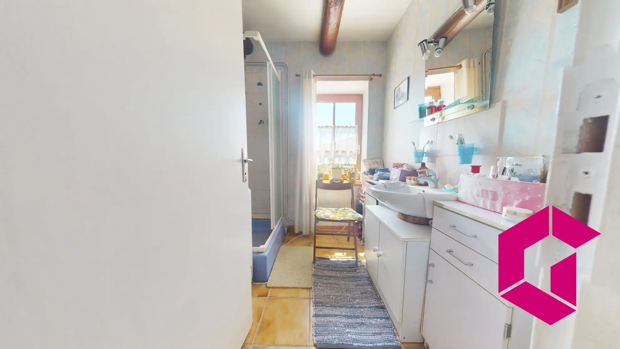Maison de caractère à vendre à Mareugeol, proche d'Issoire avec jardin et chapelle 