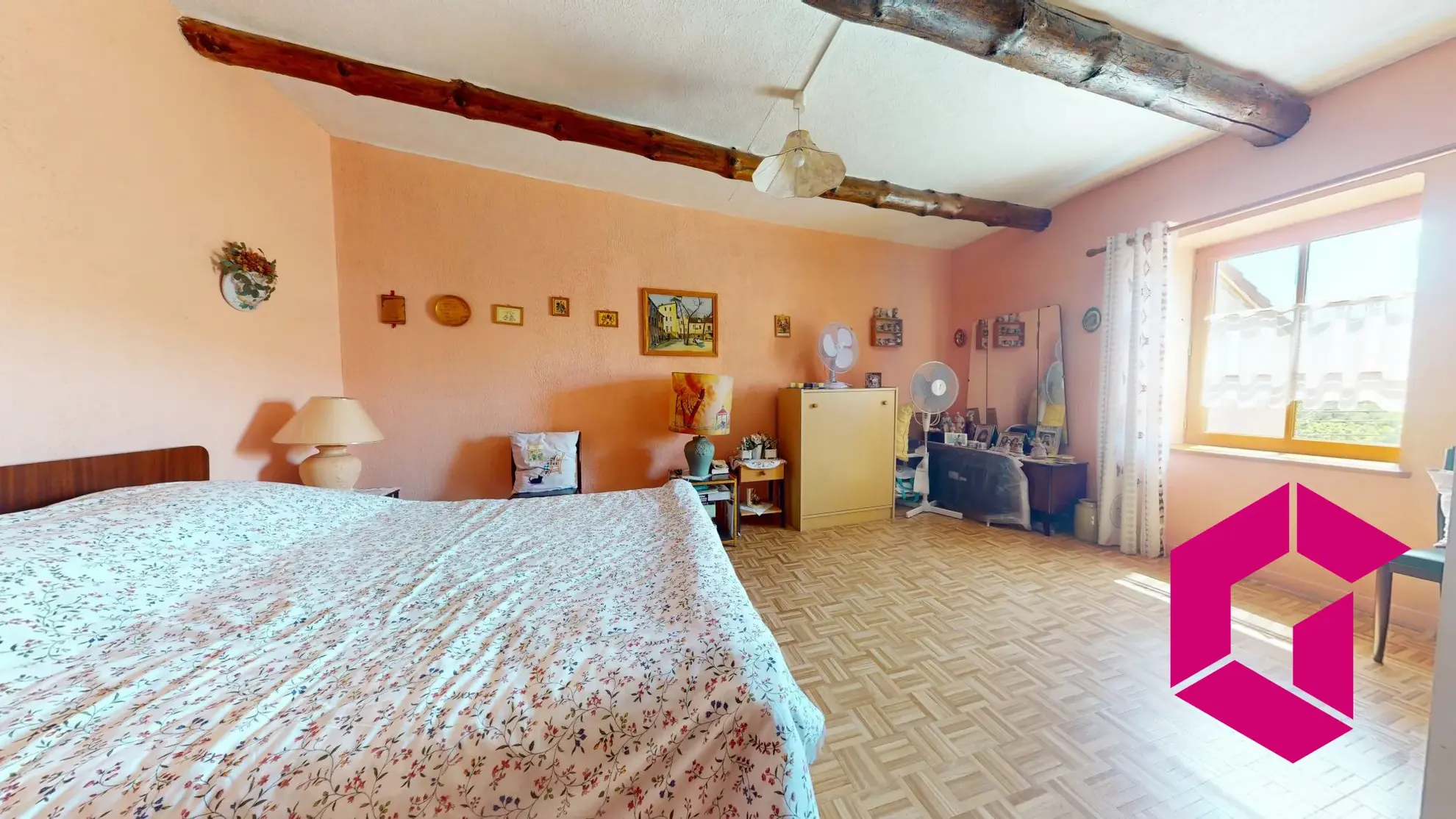 Maison de caractère à vendre à Mareugeol, proche d'Issoire avec jardin et chapelle 