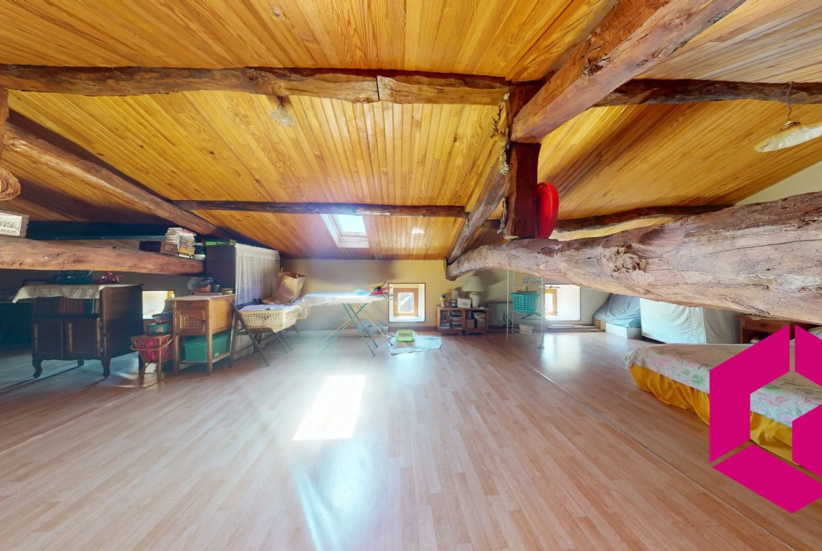 Maison de caractère à vendre à Mareugeol, proche d'Issoire avec jardin et chapelle 