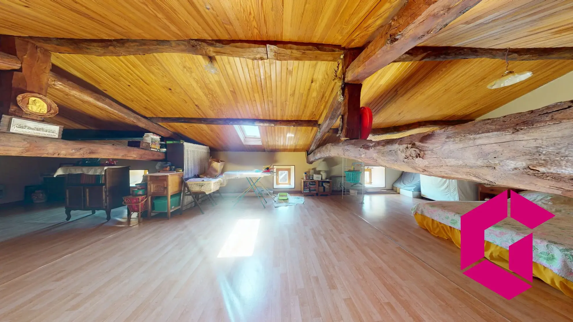 Maison de caractère à vendre à Mareugeol, proche d'Issoire avec jardin et chapelle 