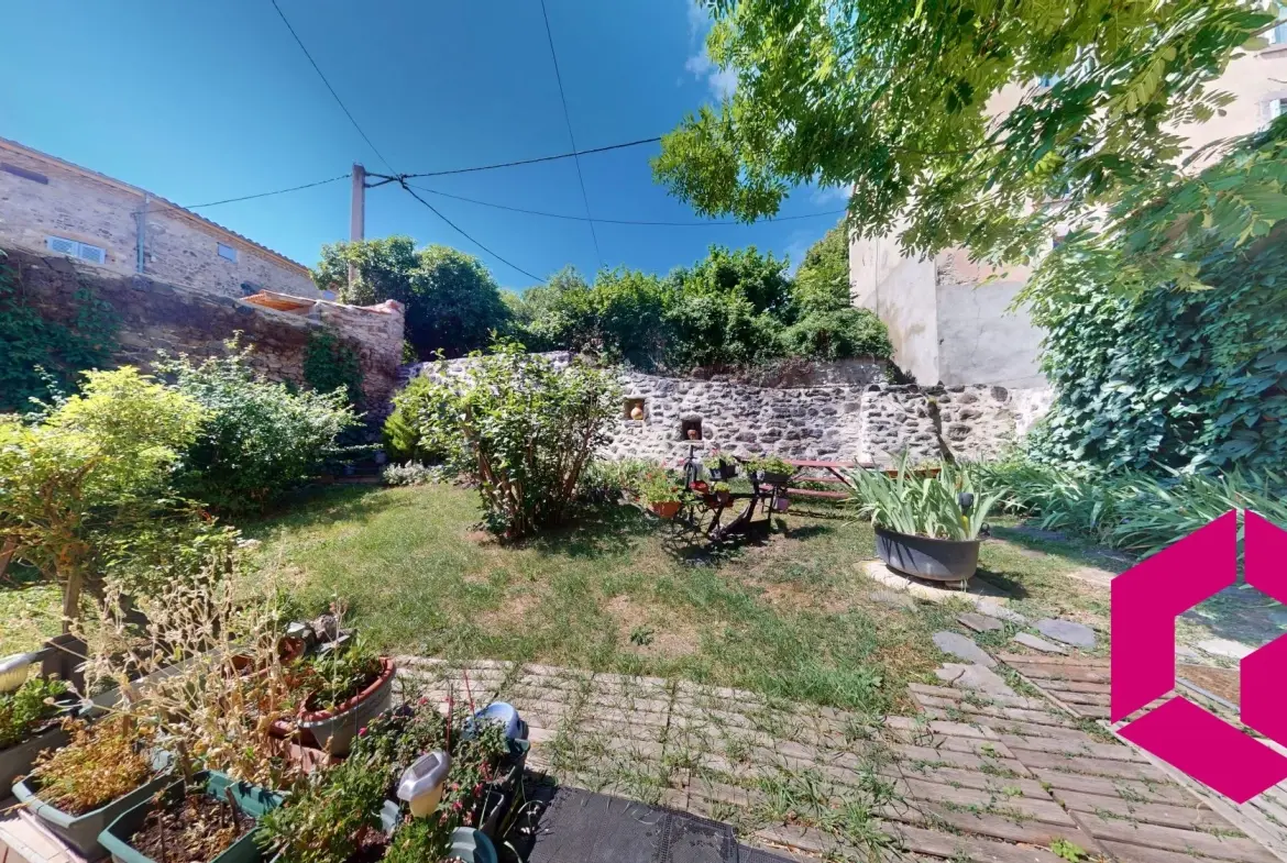 Maison de caractère à vendre à Mareugeol, proche d'Issoire avec jardin et chapelle 