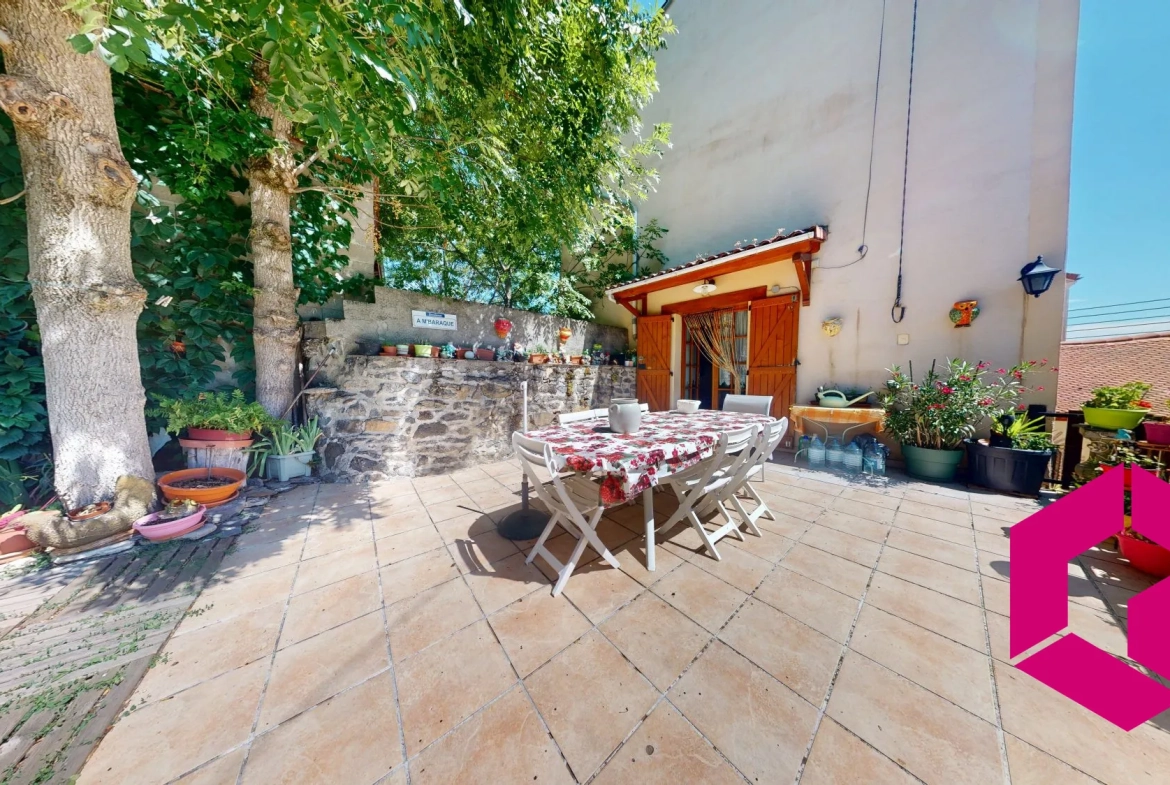 Maison de caractère à vendre à Mareugeol, proche d'Issoire avec jardin et chapelle 