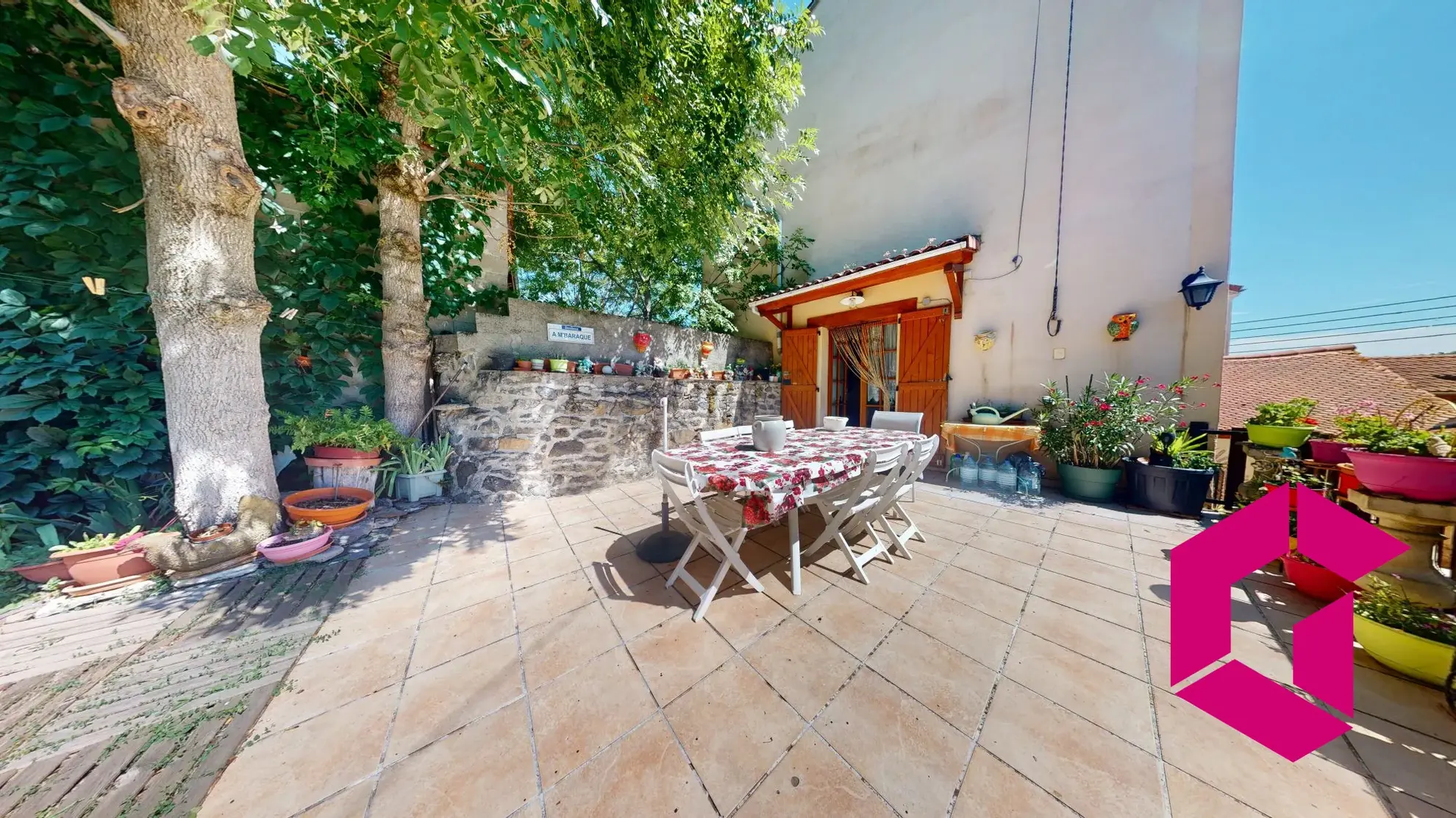 Maison de caractère à vendre à Mareugeol, proche d'Issoire avec jardin et chapelle 