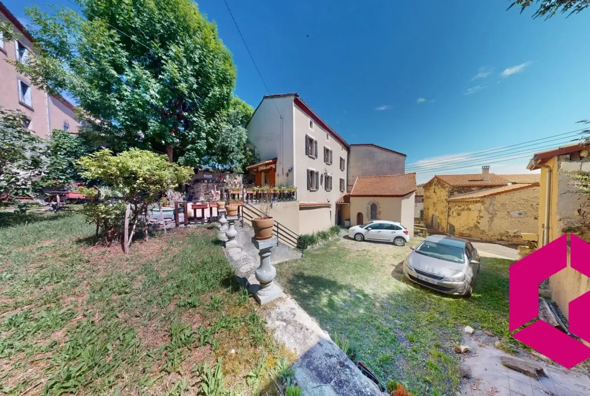 Maison de caractère à vendre à Mareugeol, proche d'Issoire avec jardin et chapelle 