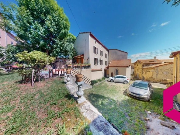 Maison de caractère à vendre à Mareugeol, proche d'Issoire avec jardin et chapelle