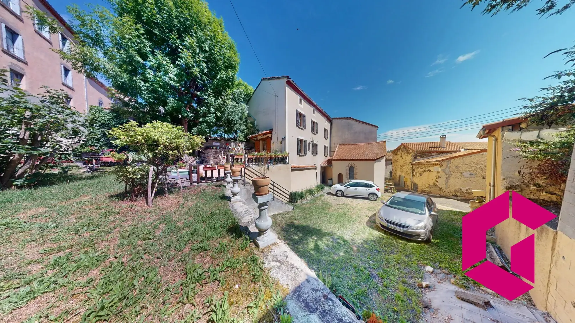 Maison de caractère à vendre à Mareugeol, proche d'Issoire avec jardin et chapelle 