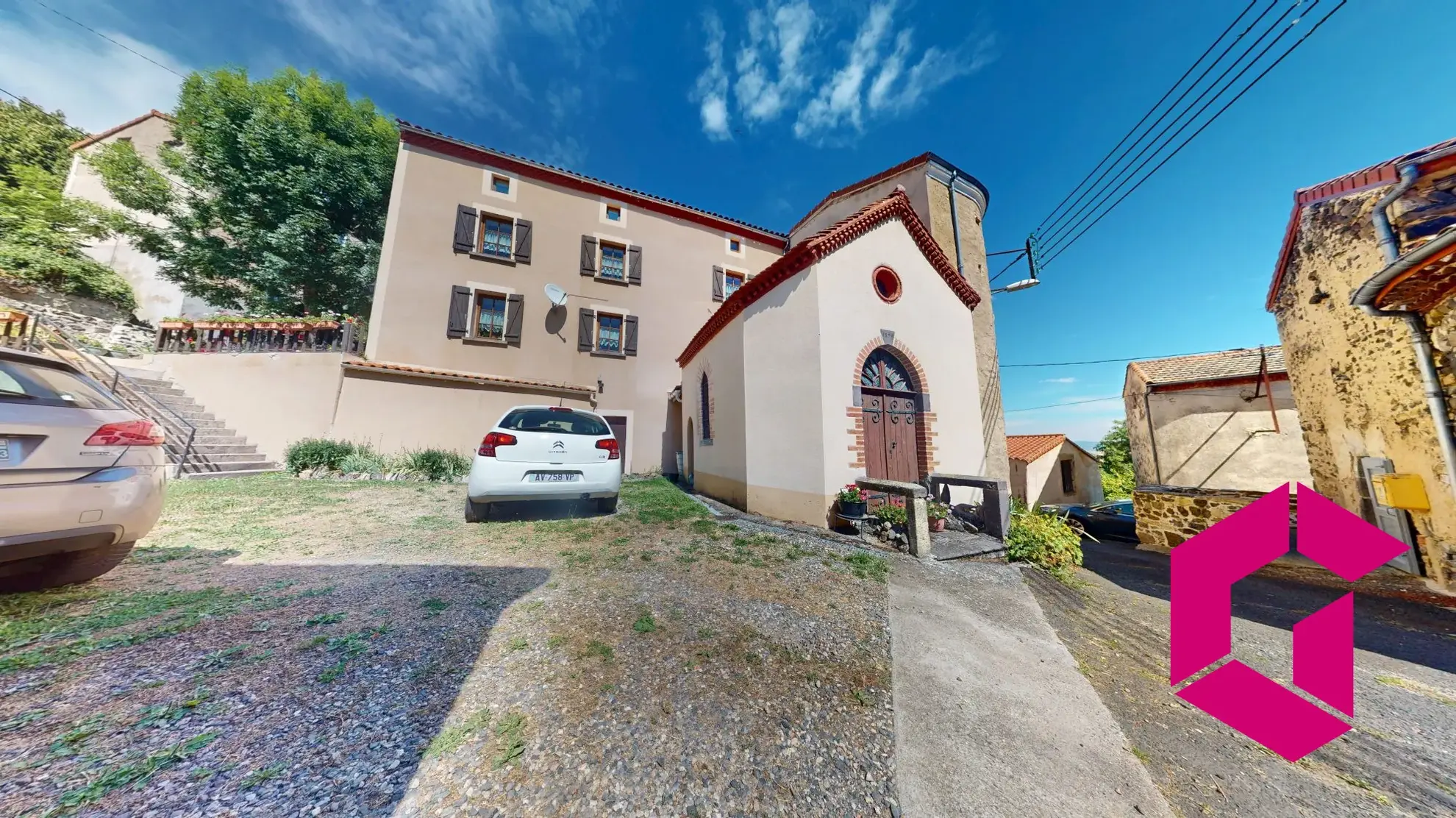 Maison de caractère à vendre à Mareugeol, proche d'Issoire avec jardin et chapelle 