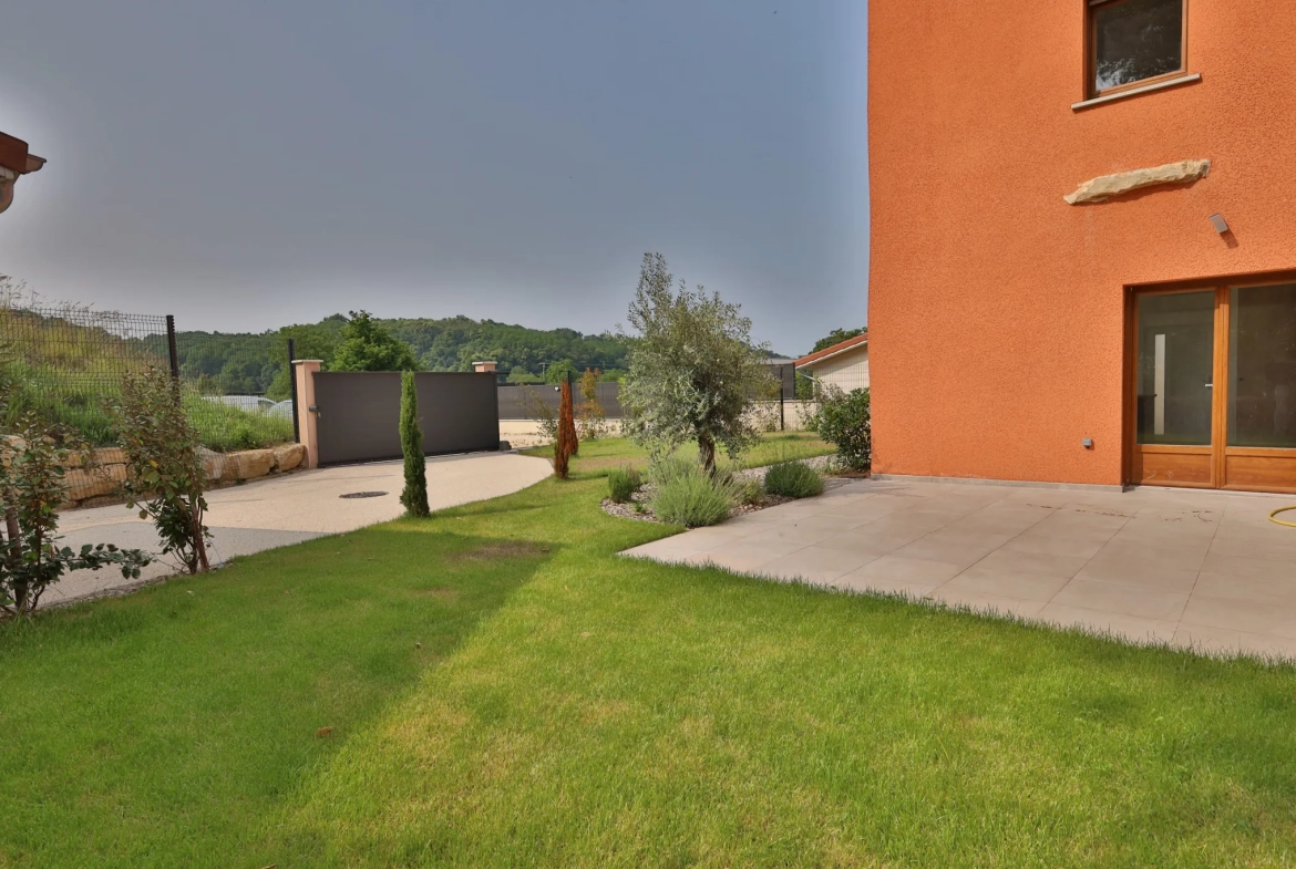 Appartement triplex à vendre de 61,40 m² avec garage et terrasse à Oytier-Saint-Oblas 