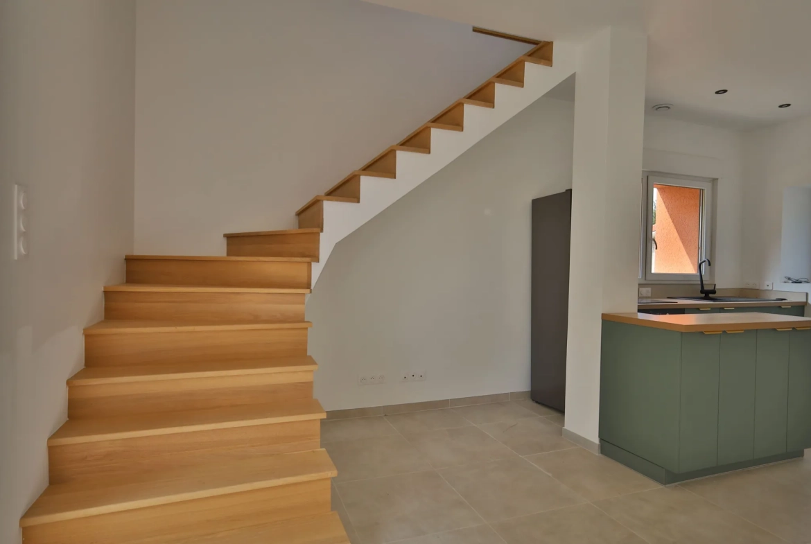 Appartement triplex à vendre de 61,40 m² avec garage et terrasse à Oytier-Saint-Oblas 