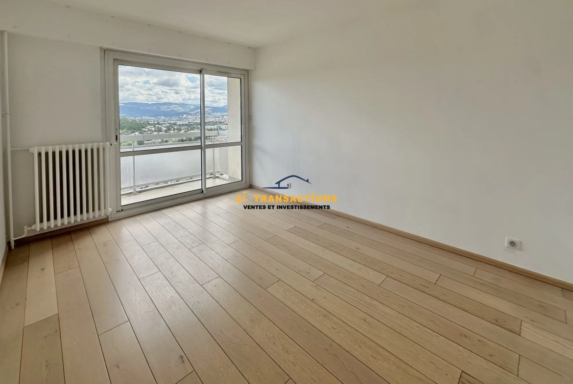 Appartement T4 lumineux avec vue dégagée et deux balcons à Saint-Priest-en-Jarez 