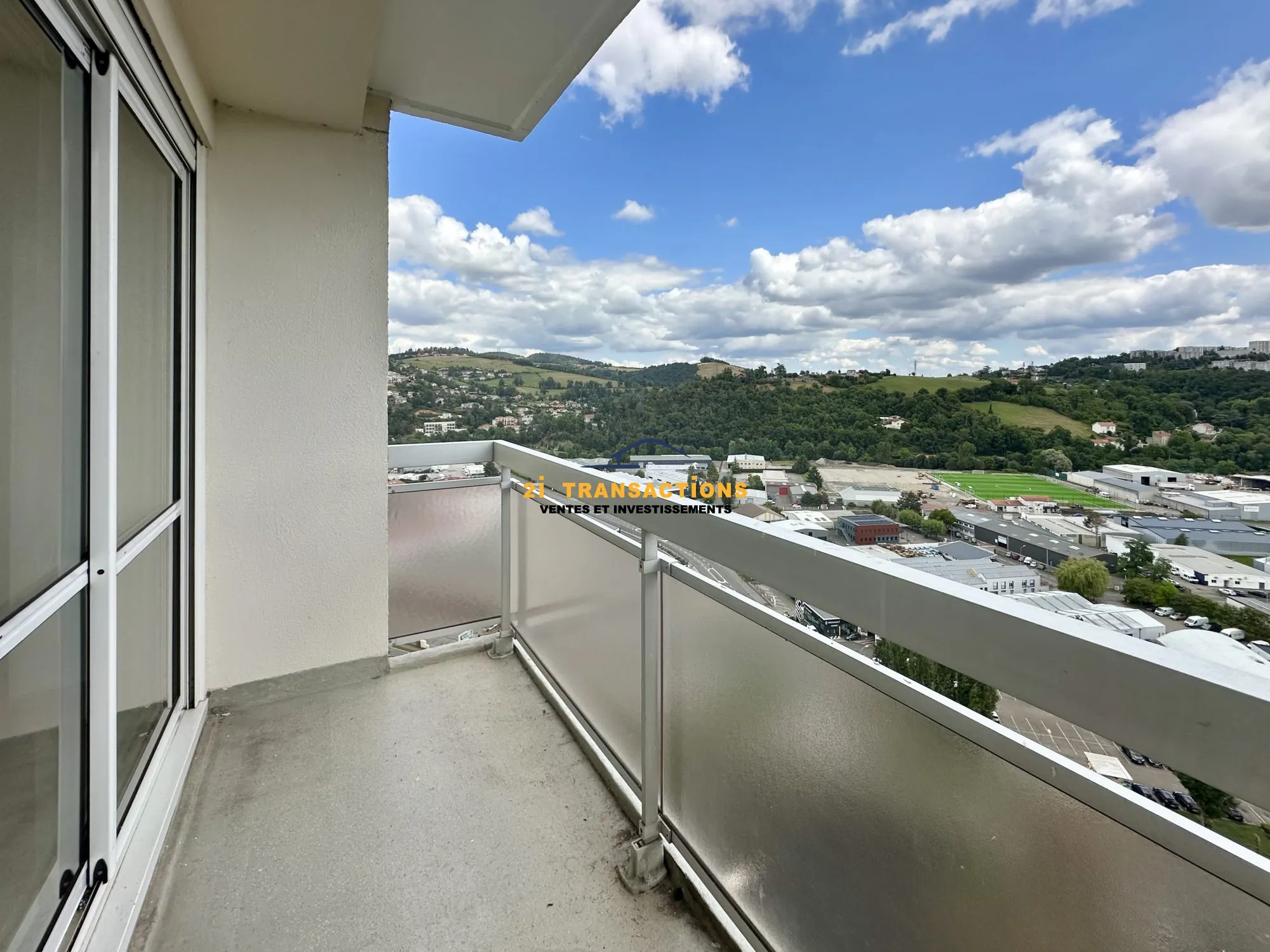 Appartement T4 lumineux avec vue dégagée et deux balcons à Saint-Priest-en-Jarez 