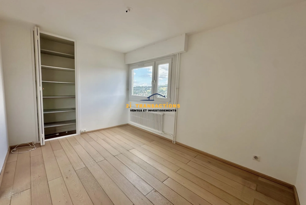 Appartement T4 lumineux avec vue dégagée et deux balcons à Saint-Priest-en-Jarez 