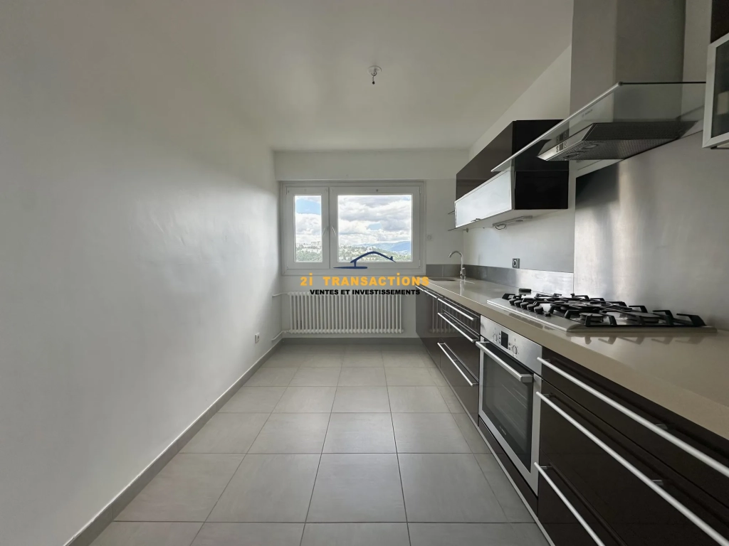 Appartement T4 lumineux avec vue dégagée et deux balcons à Saint-Priest-en-Jarez