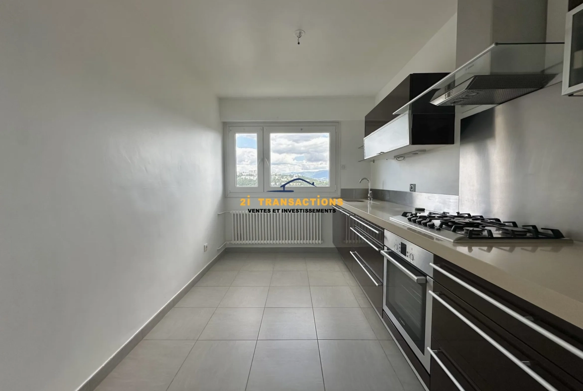 Appartement T4 lumineux avec vue dégagée et deux balcons à Saint-Priest-en-Jarez 