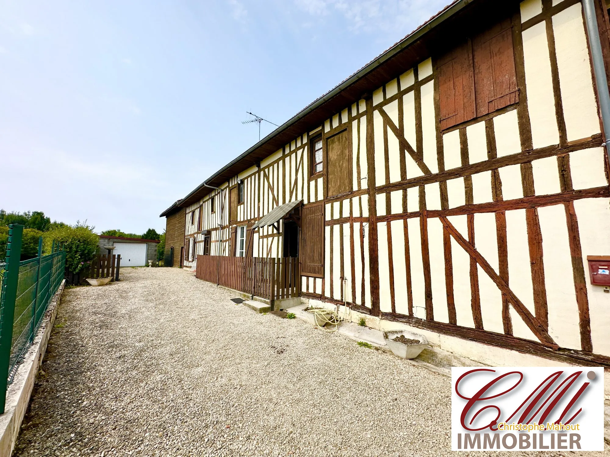 Maison champenoise à rénover avec 4 chambres et grand jardin à Saint-Remy-en-Bouzemont 