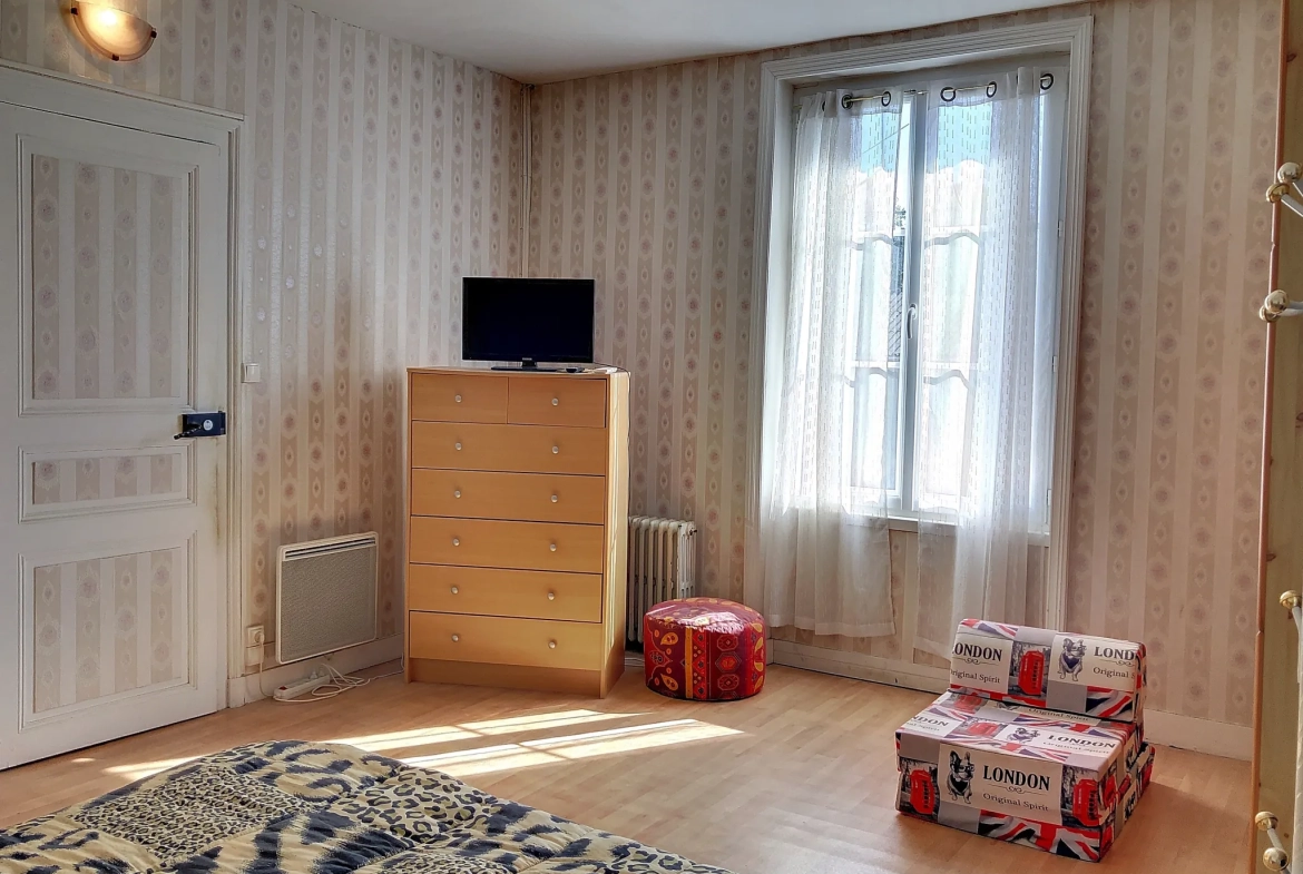 Maison familiale avec jardin et garage à Saint-Jean-De-Sauves, 98 m² 