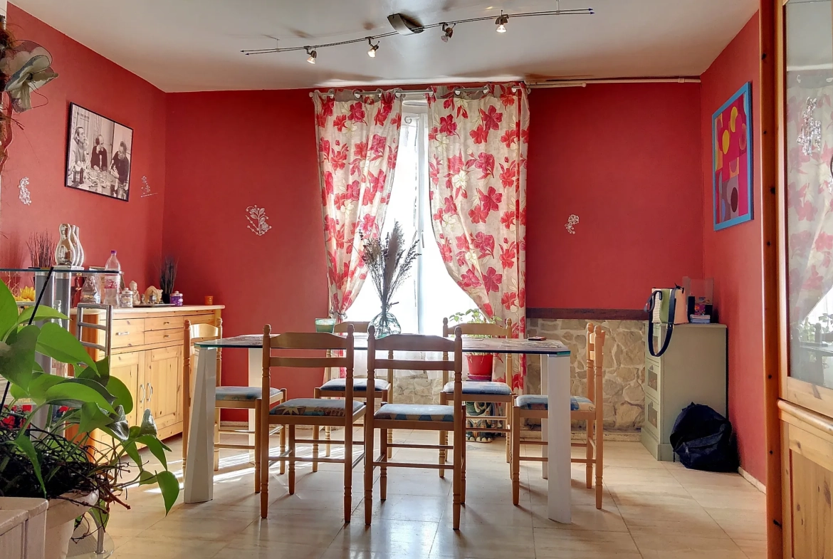 Maison familiale avec jardin et garage à Saint-Jean-De-Sauves, 98 m² 