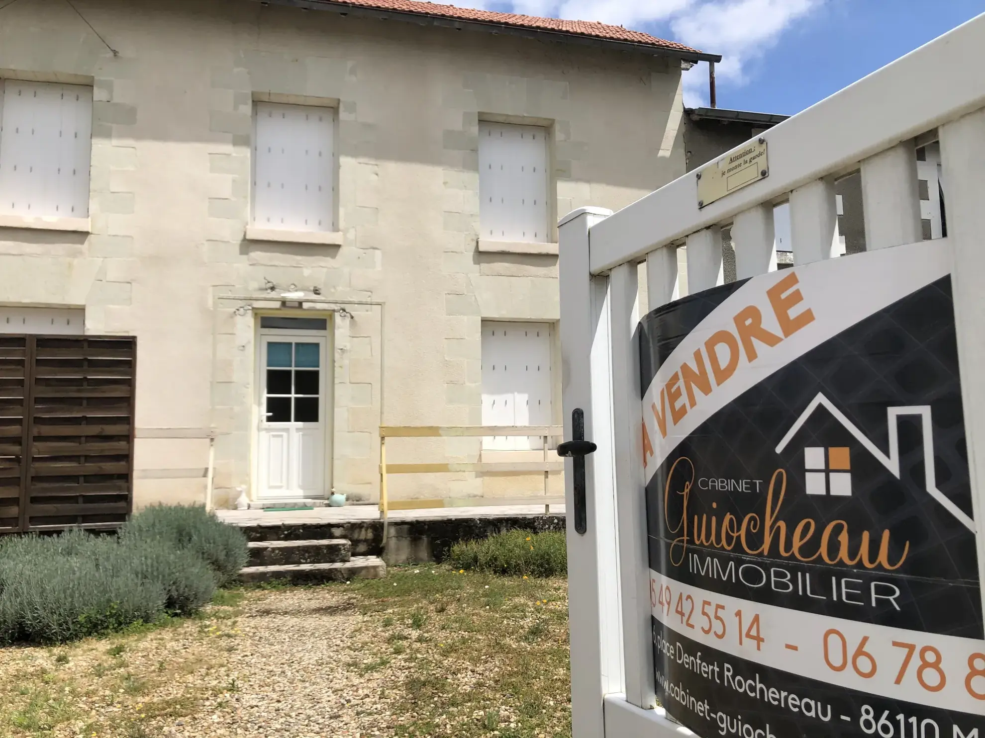 Maison familiale avec jardin et garage à Saint-Jean-De-Sauves, 98 m² 