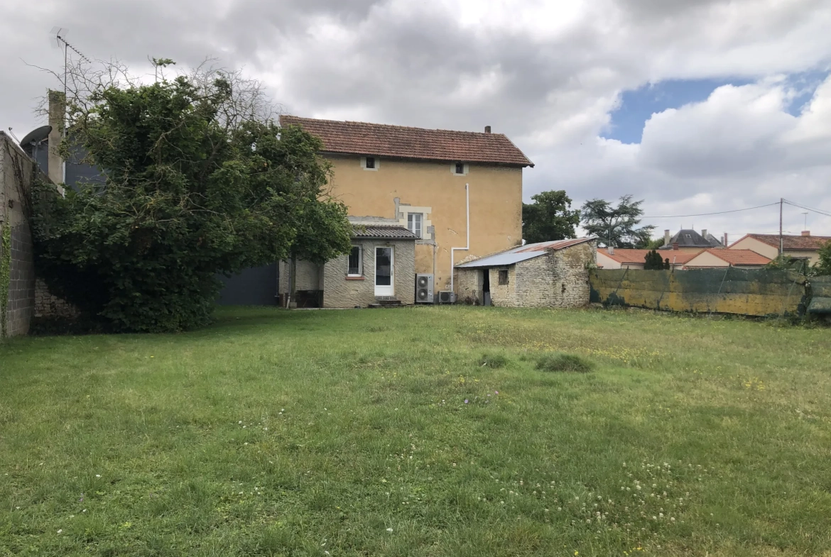 Maison familiale avec jardin et garage à Saint-Jean-De-Sauves, 98 m² 