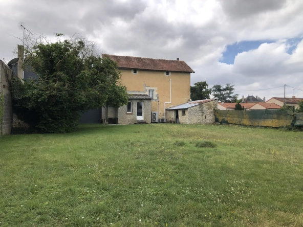 Maison familiale avec jardin et garage à Saint-Jean-De-Sauves, 98 m²