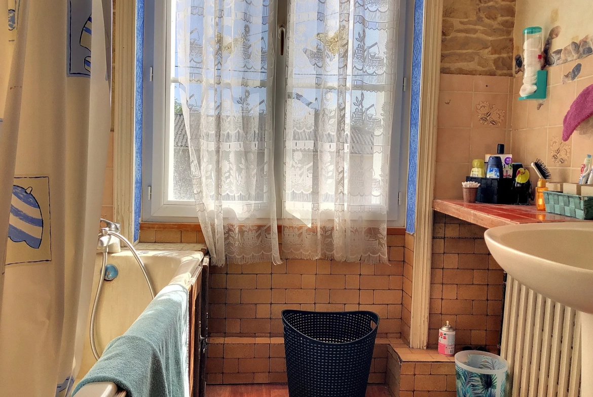 Maison familiale avec jardin et garage à Saint-Jean-De-Sauves, 98 m² 