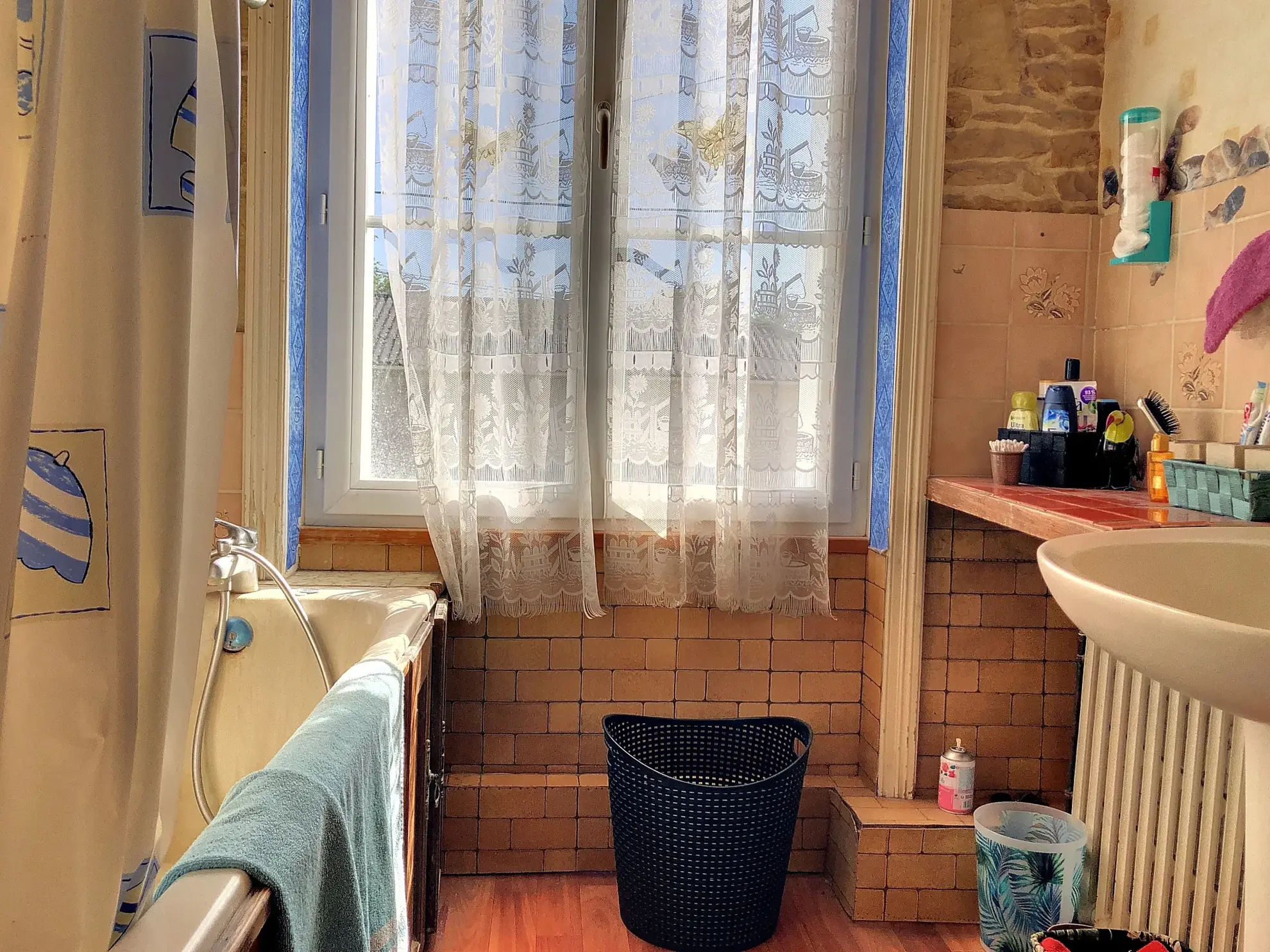 Maison familiale avec jardin et garage à Saint-Jean-De-Sauves, 98 m² 