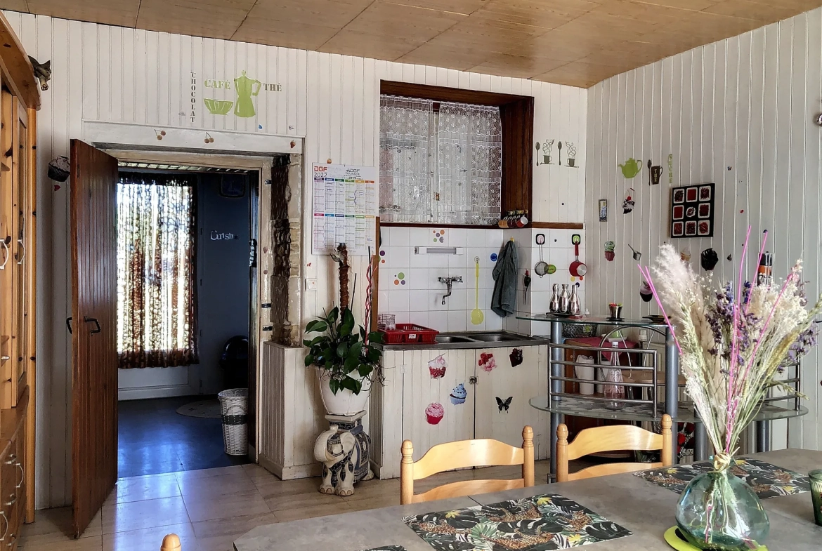 Maison familiale avec jardin et garage à Saint-Jean-De-Sauves, 98 m² 