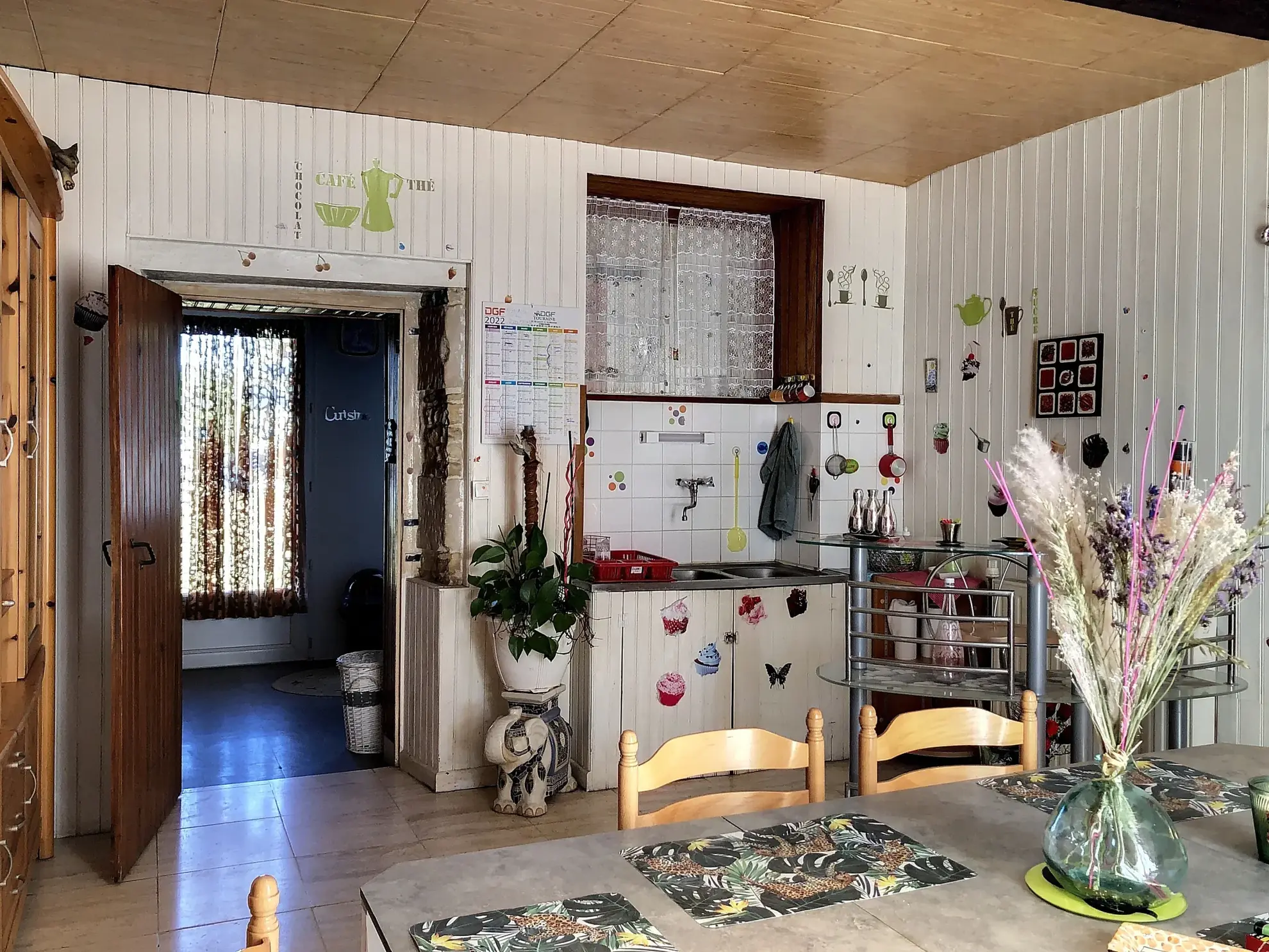 Maison familiale avec jardin et garage à Saint-Jean-De-Sauves, 98 m² 