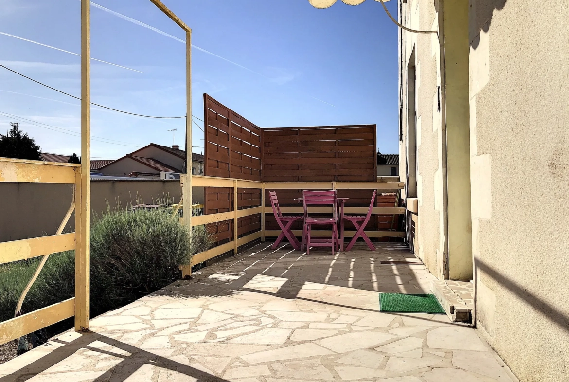 Maison familiale avec jardin et garage à Saint-Jean-De-Sauves, 98 m² 