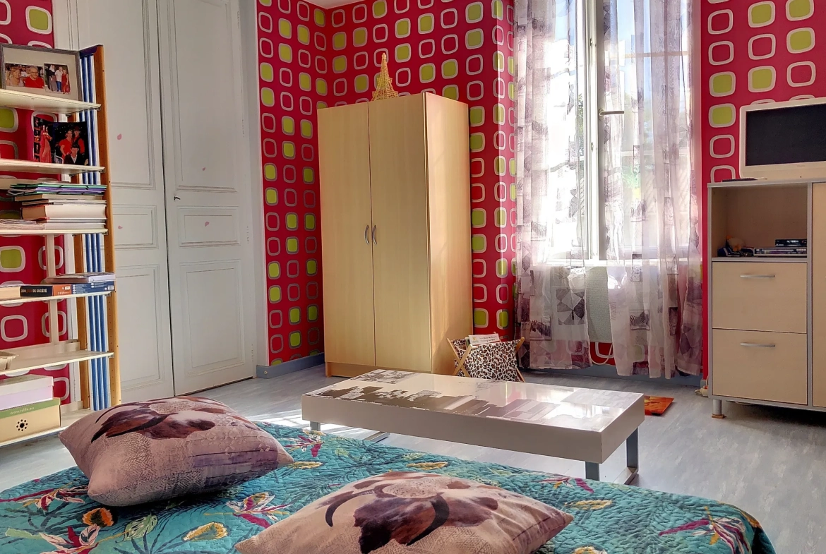 Maison familiale avec jardin et garage à Saint-Jean-De-Sauves, 98 m² 