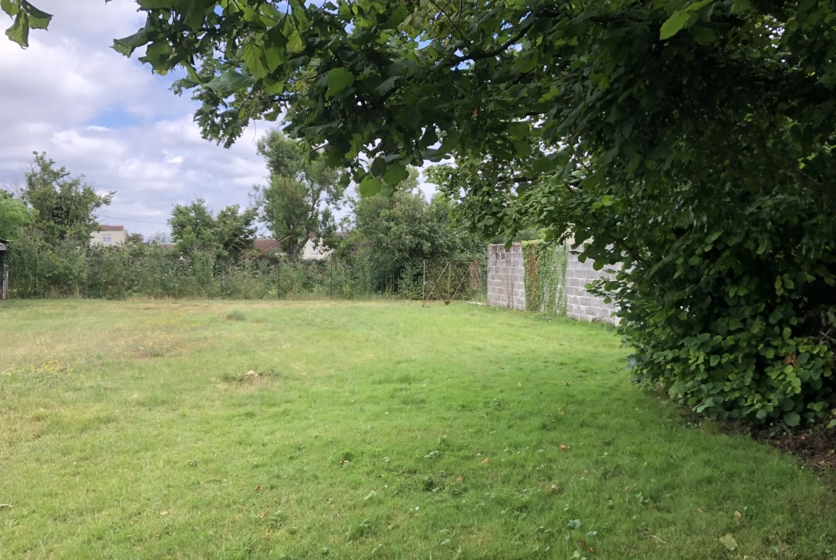 Maison familiale avec jardin et garage à Saint-Jean-De-Sauves, 98 m² 