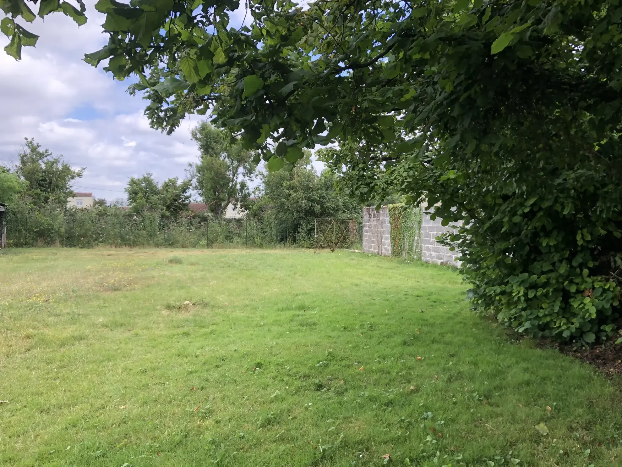 Maison familiale avec jardin et garage à Saint-Jean-De-Sauves, 98 m² 