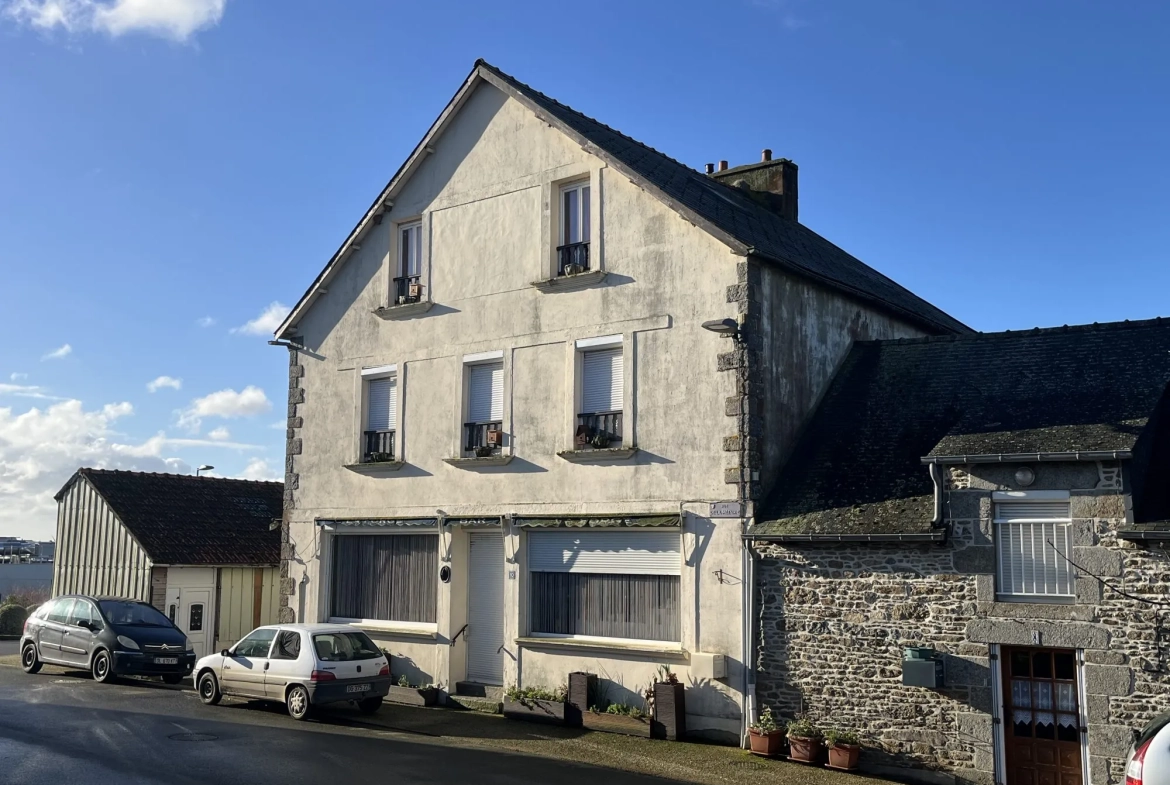 Maison mitoyenne à rénover à Meneac - 179 m² avec terrain de 328 m² 