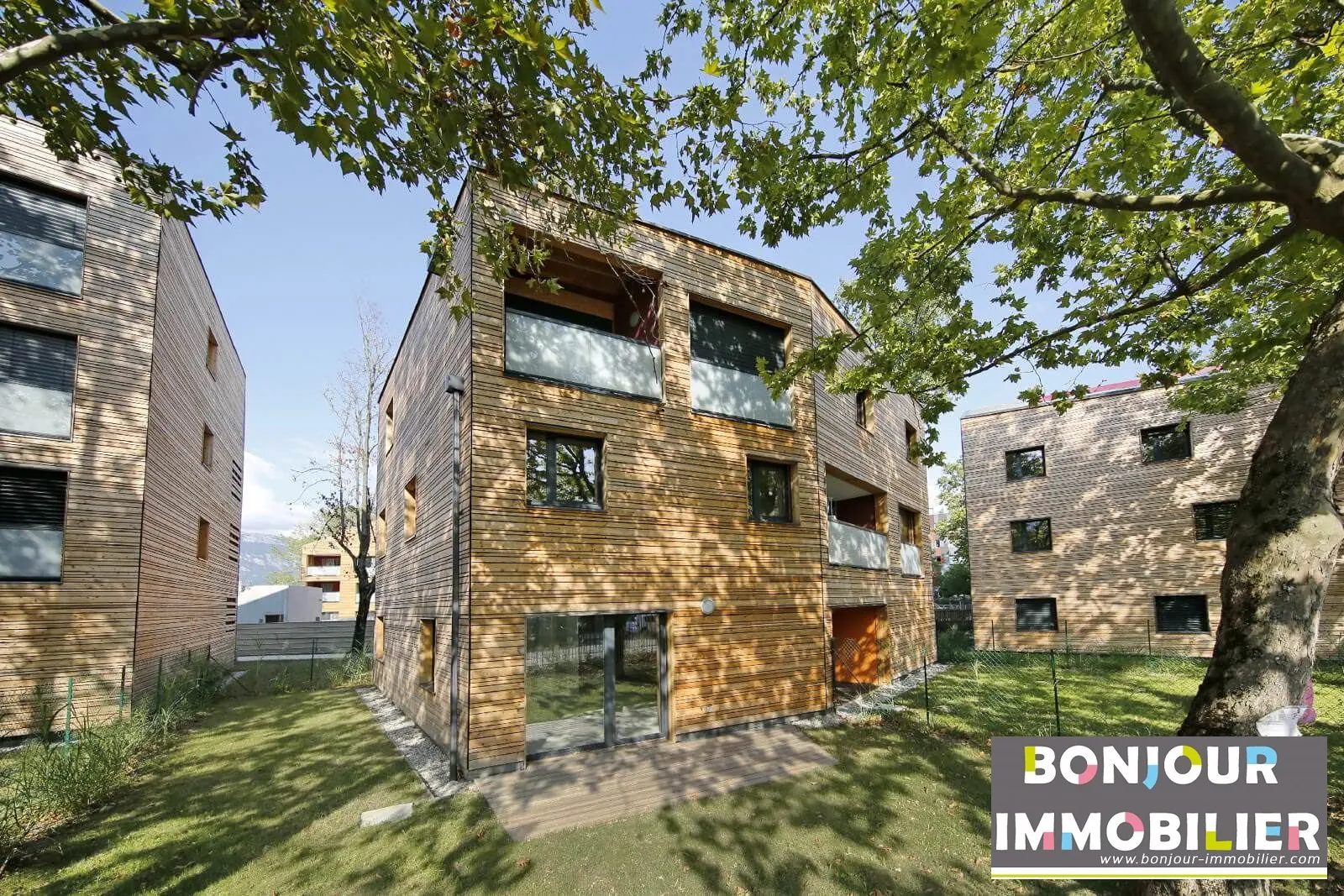 Immeuble 1 Appartement 3 pièces avec terrasse à Grenoble - Dernier étage, calme et lumineux 