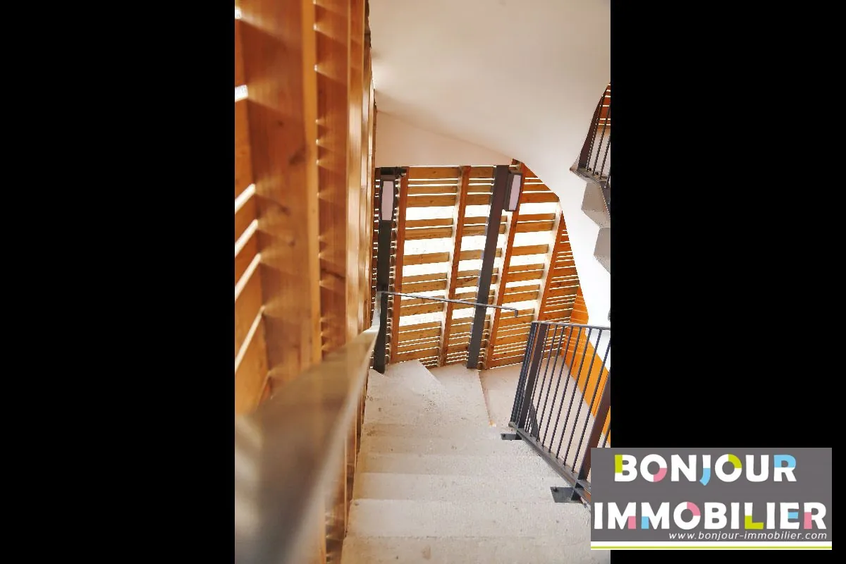 Montée d'escalier Appartement 3 pièces avec terrasse à Grenoble - Dernier étage, calme et lumineux 