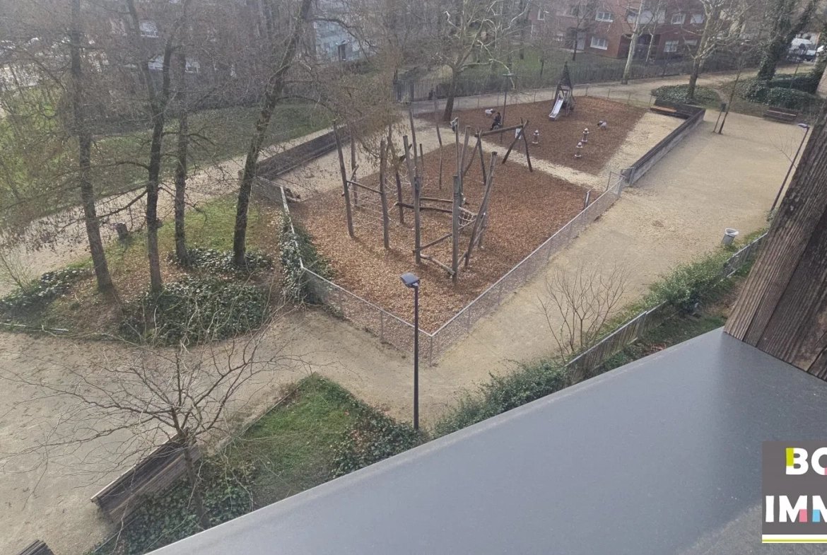 Vue vers le parc 1  Appartement 3 pièces avec terrasse à Grenoble - Dernier étage, calme et lumineux 