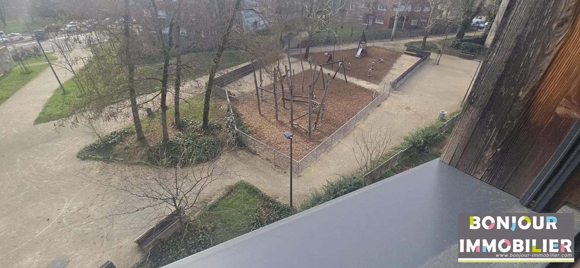 Vue vers le parc 1  Appartement 3 pièces avec terrasse à Grenoble - Dernier étage, calme et lumineux 