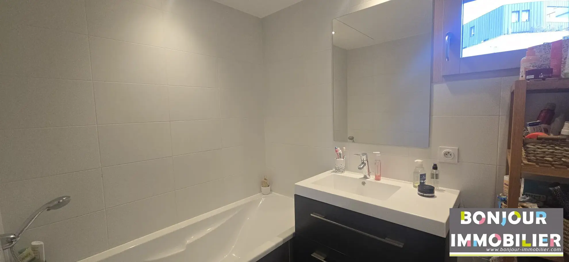 Salle de bains avec baignoire Appartement 3 pièces avec terrasse à Grenoble - Dernier étage, calme et lumineux 