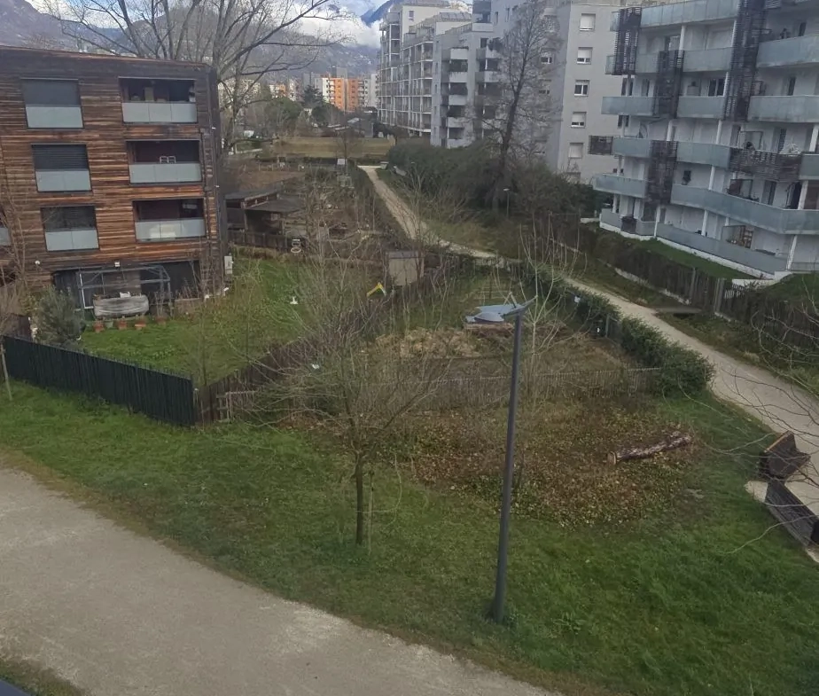 Vue vers le parc 2 Appartement 3 pièces avec terrasse à Grenoble - Dernier étage, calme et lumineux 