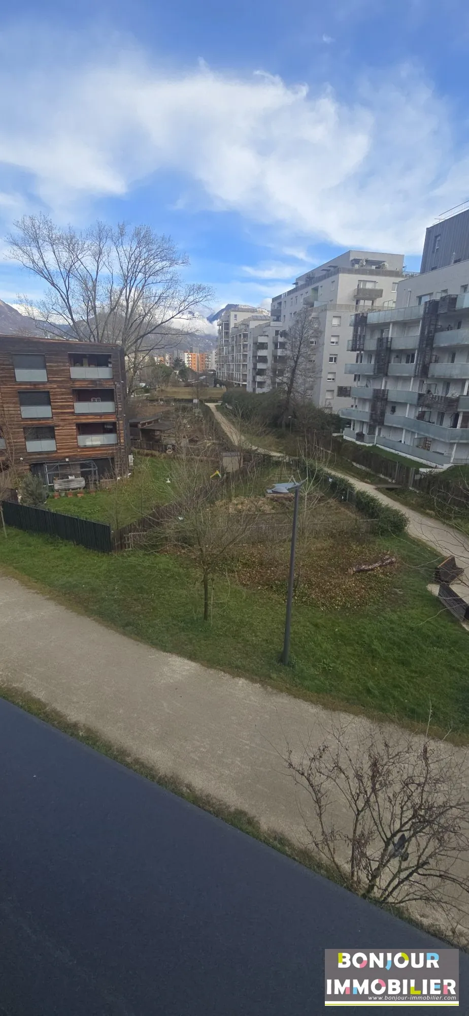 Vue vers le parc 2 Appartement 3 pièces avec terrasse à Grenoble - Dernier étage, calme et lumineux 