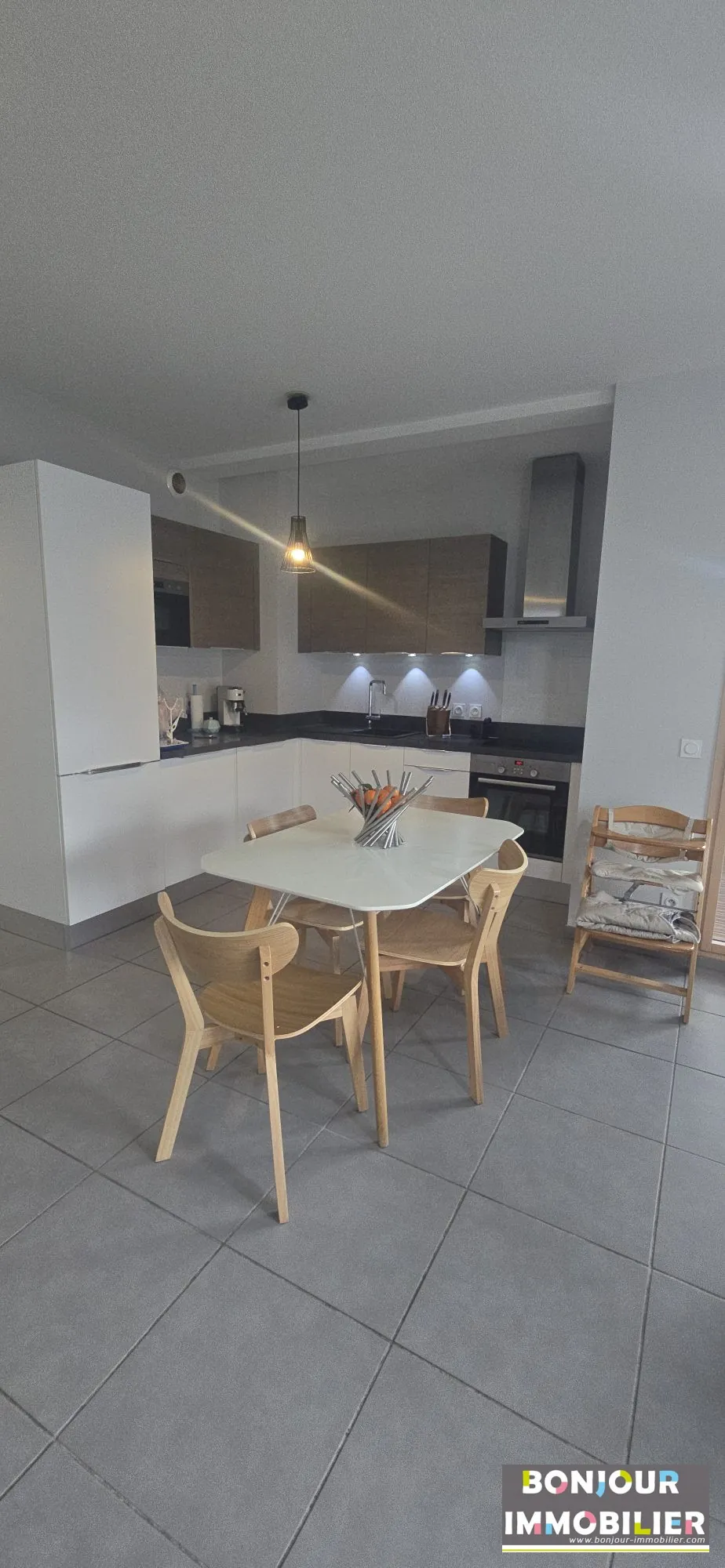 Coin repas avec cuisine équipée Appartement 3 pièces avec terrasse à Grenoble - Dernier étage, calme et lumineux 