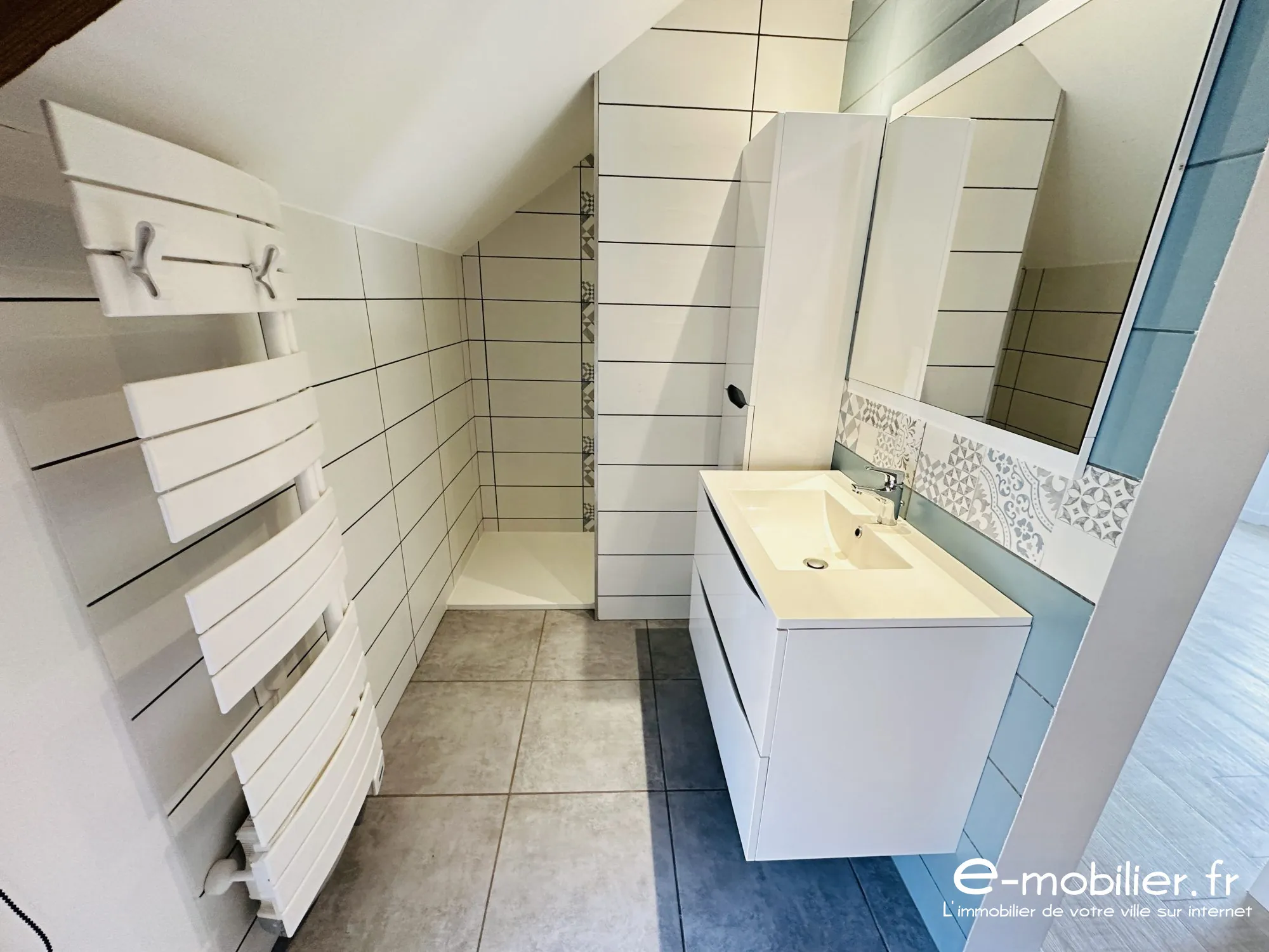 Maison à vendre à Charlieu - 130 m², 4 chambres, terrasse, vue campagne 