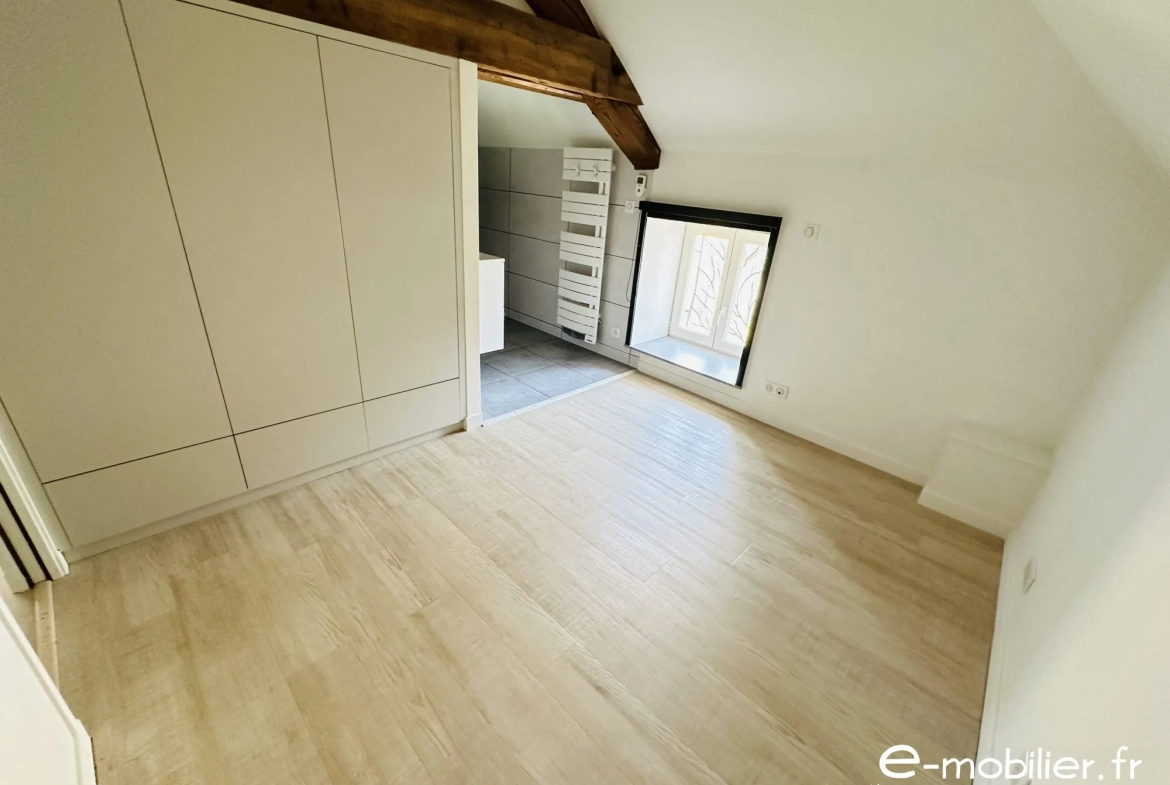 Maison à vendre à Charlieu - 130 m², 4 chambres, terrasse, vue campagne 