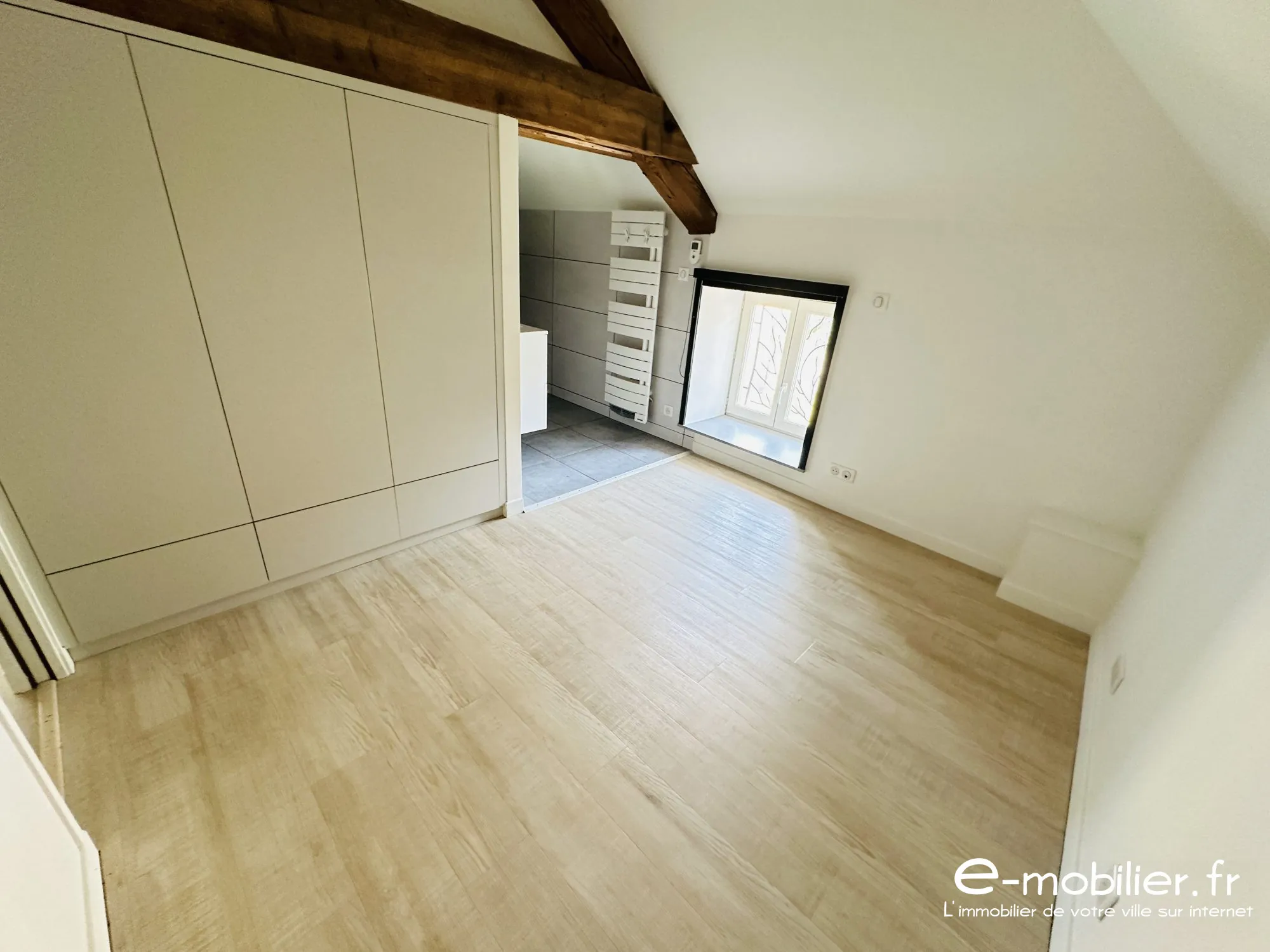 Maison à vendre à Charlieu - 130 m², 4 chambres, terrasse, vue campagne 