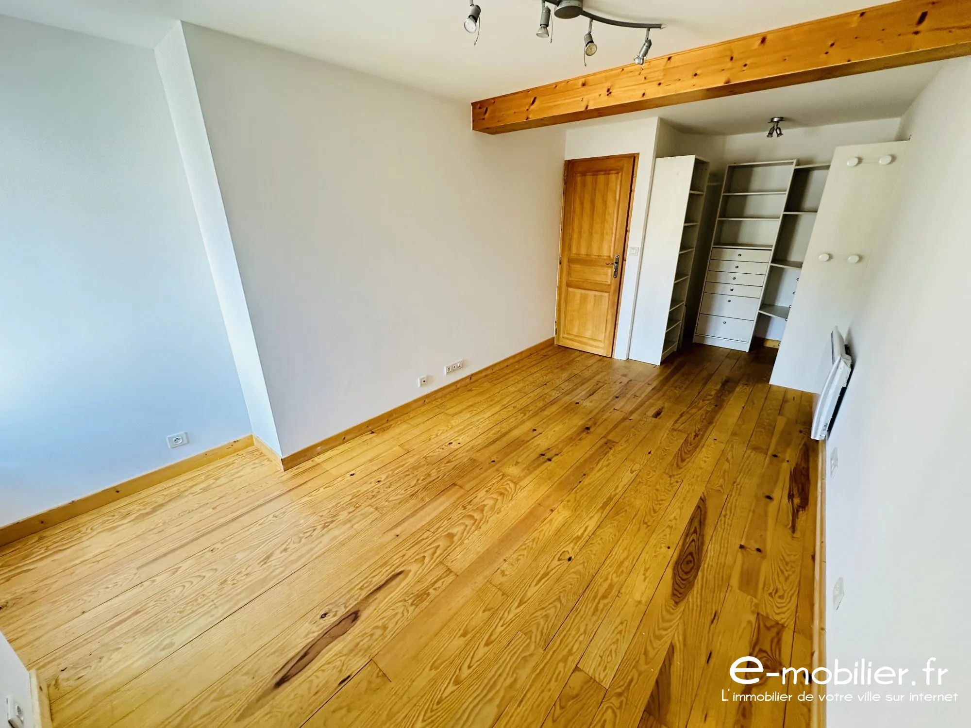 Maison à vendre à Charlieu - 130 m², 4 chambres, terrasse, vue campagne 