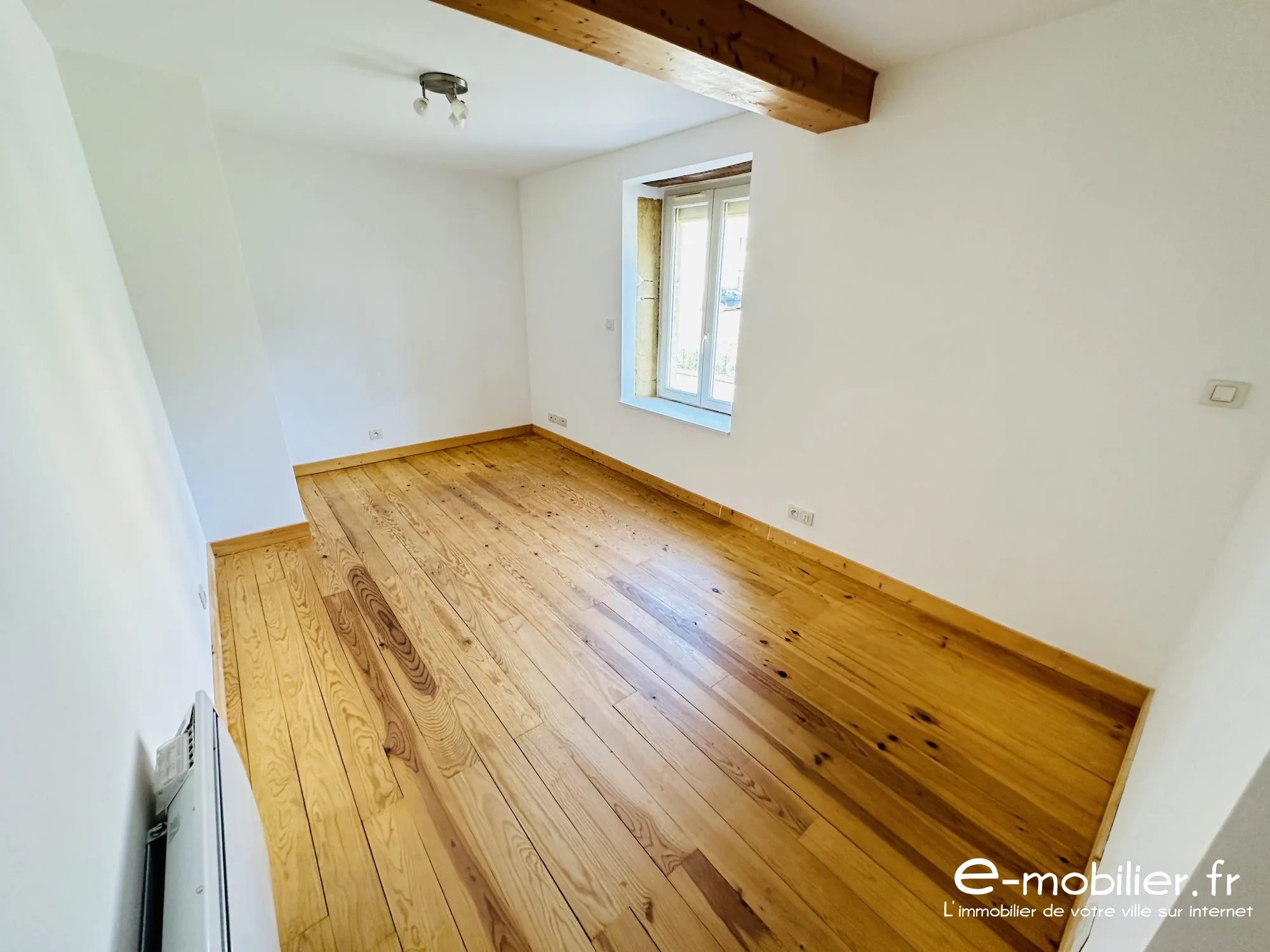 Maison à vendre à Charlieu - 130 m², 4 chambres, terrasse, vue campagne 